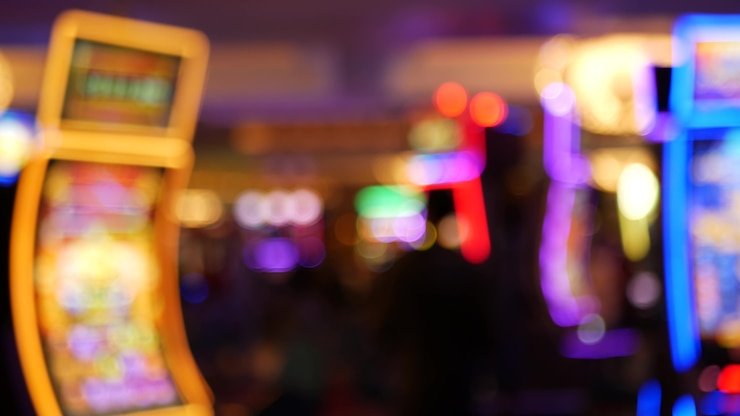 pesqq platform interface showing football betting, live-dealer tables, slots, and esports markets